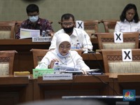 Belum Dapat Subsidi Gaji dari Jokowi? Menaker Ida: Bersabar..