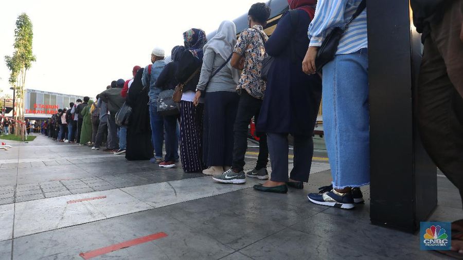 Penumpang Commuter Line (KRL) mengantre di halaman Stasiun Tamah Abang. (CNBC Indonesia/Andrean Kristianto)