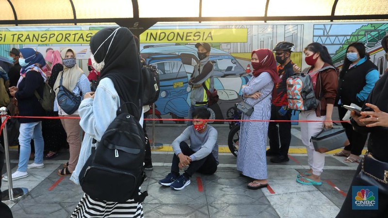 Penumpang Commuter Line (KRL) mengantre di halaman Stasiun Tamah Abang. (CNBC Indonesia/Andrean Kristianto)