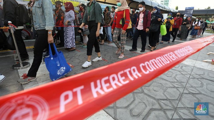 Penumpang Commuter Line (KRL) mengantre di halaman Stasiun Tamah Abang. (CNBC Indonesia/Andrean Kristianto) Penumpang Commuter Line (KRL) mengantre di halaman Stasiun Tamah Abang. (CNBC Indonesia/Andrean Kristianto)