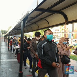 KRL Tetap Operasi, Ini Jadwal & Syarat Jalan Saat PSBB Total
