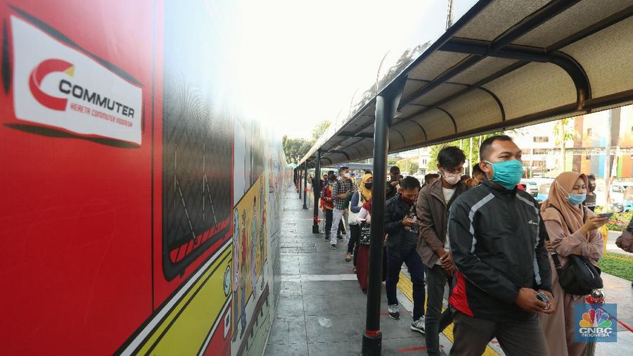 Penumpang Commuter Line (KRL) mengantre di halaman Stasiun Tamah Abang. (CNBC Indonesia/Andrean Kristianto)