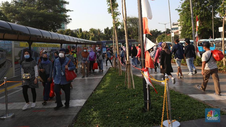 Penumpang Commuter Line (KRL) mengantre di halaman Stasiun Tamah Abang. (CNBC Indonesia/Andrean Kristianto)