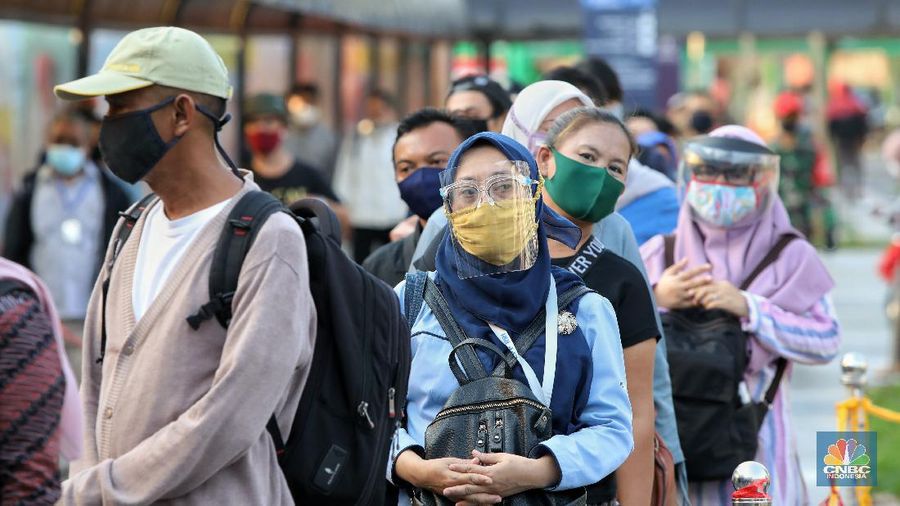 Penumpang Commuter Line (KRL) mengantre di halaman Stasiun Tamah Abang. (CNBC Indonesia/Andrean Kristianto)