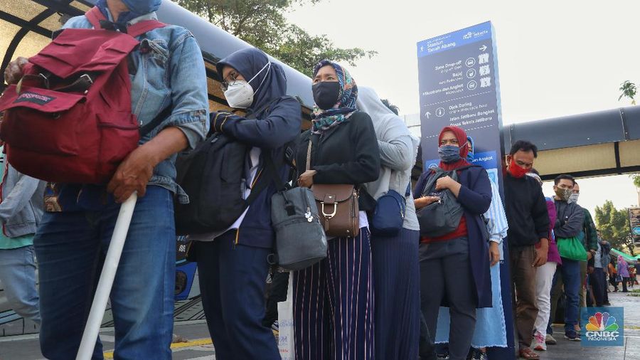Penumpang Commuter Line (KRL) mengantre di halaman Stasiun Tamah Abang. (CNBC Indonesia/Andrean Kristianto)