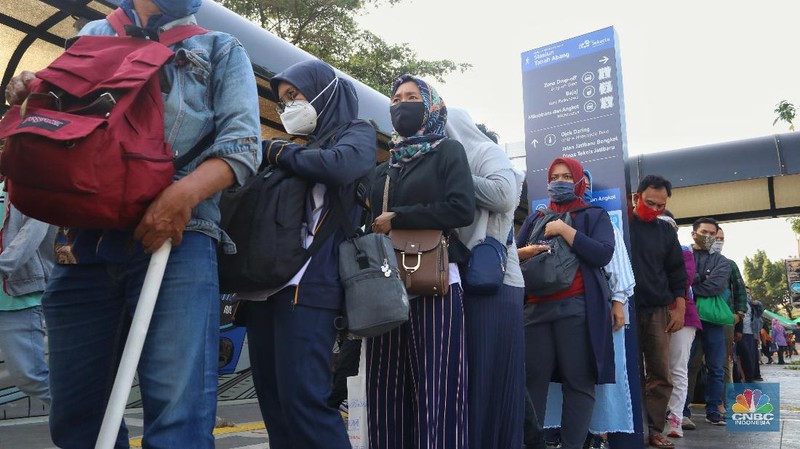 Penumpang Commuter Line (KRL) mengantre di halaman Stasiun Tamah Abang. (CNBC Indonesia/Andrean Kristianto)