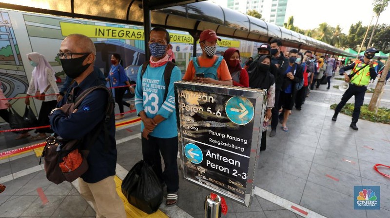 Penumpang Commuter Line (KRL) mengantre di halaman Stasiun Tamah Abang. (CNBC Indonesia/Andrean Kristianto)
