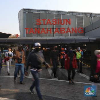 Penampakan Antrean Penumpang Mengular di Stasiun Tanah Abang