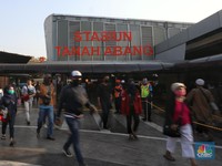 Penampakan Antrean Penumpang Mengular di Stasiun Tanah Abang