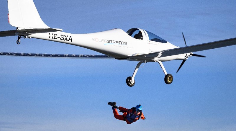 Raphael Domjan bereaksi saat terjun dengan parasut dari pesawat SolarStratos, pesawat dua tempat duduk bertenaga surya, di Payerne, Swiss (25/8/20). AP/Laurent Gillieron