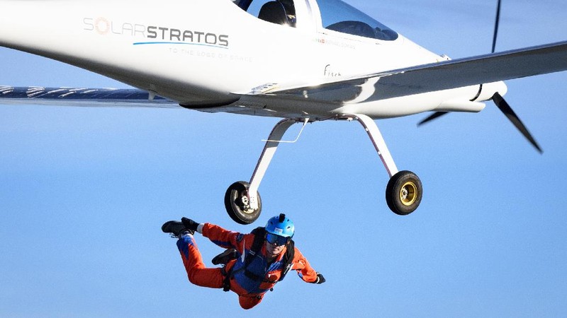 Raphael Domjan bereaksi saat terjun dengan parasut dari pesawat SolarStratos, pesawat dua tempat duduk bertenaga surya, di Payerne, Swiss (25/8/20). AP/Laurent Gillieron