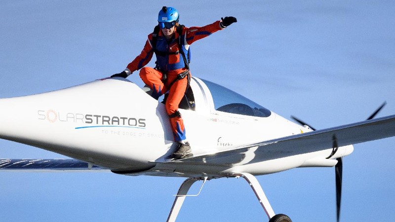 Raphael Domjan bereaksi saat terjun dengan parasut dari pesawat SolarStratos, pesawat dua tempat duduk bertenaga surya, di Payerne, Swiss (25/8/20). AP/Laurent Gillieron