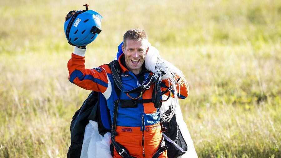 Raphael Domjan bereaksi saat terjun dengan parasut dari pesawat SolarStratos, pesawat dua tempat duduk bertenaga surya, di Payerne, Swiss (25/8/20). AP/Laurent Gillieron