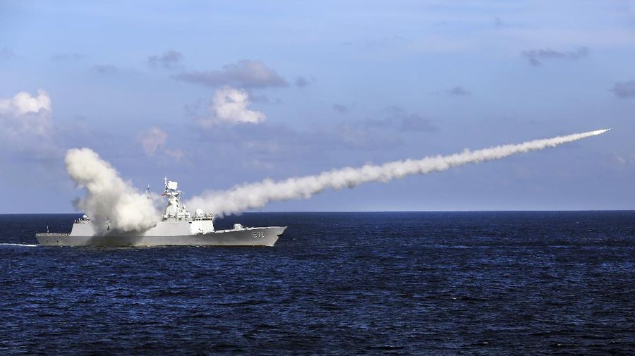 Rudal China Yuncheng meluncurkan rudal anti-kapal selama latihan militer di perairan dekat Pulau Hainan dan Kepulauan Paracel, China selatan. AP/Zha Chunming