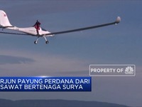 Perdana! Pemuda Ini Terjun Dari Pesawat Tenaga Surya