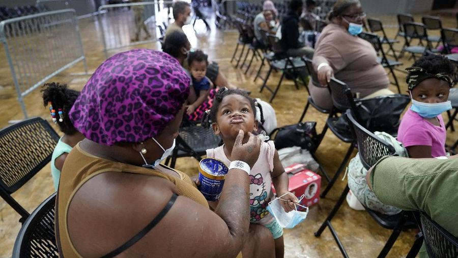 500 ribu orang mengungsi dari wilayah Pesisir Teluk di sepanjang garis negara bagian Texas-Louisiana sebelum badai Laura. (AP/Gerald Herbert)