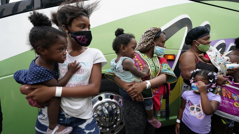 500 ribu orang mengungsi dari wilayah Pesisir Teluk di sepanjang garis negara bagian Texas-Louisiana sebelum badai Laura. (AP/Gerald Herbert)