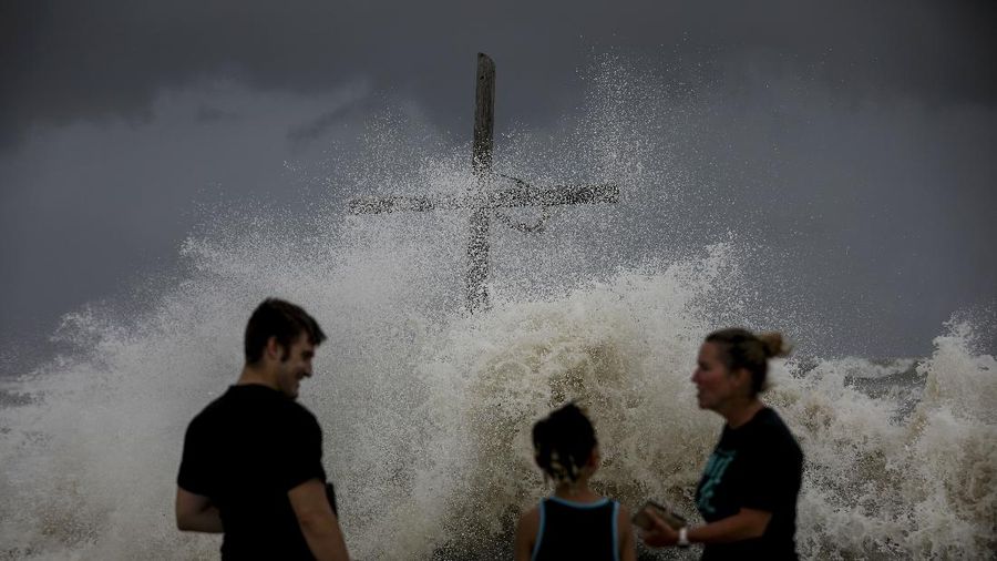 500 ribu orang mengungsi dari wilayah Pesisir Teluk di sepanjang garis negara bagian Texas-Louisiana sebelum badai Laura. (AP/Gerald Herbert)