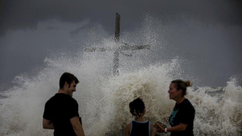 500 ribu orang mengungsi dari wilayah Pesisir Teluk di sepanjang garis negara bagian Texas-Louisiana sebelum badai Laura. (AP/Gerald Herbert)