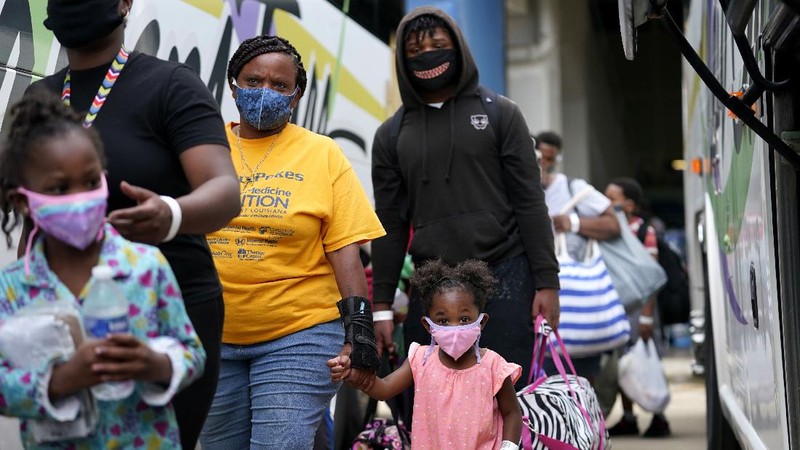 500 ribu orang mengungsi dari wilayah Pesisir Teluk di sepanjang garis negara bagian Texas-Louisiana sebelum badai Laura. (AP/Gerald Herbert)