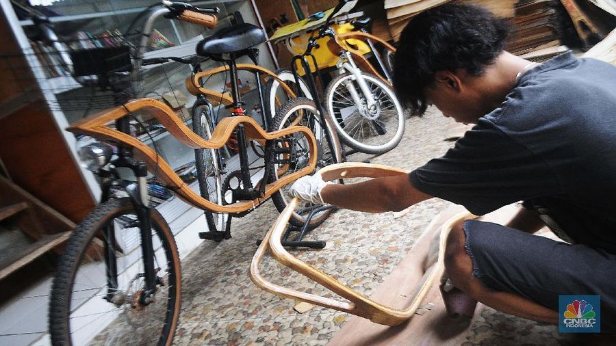 Sejumlah pekerja mengerjakan proses pembuatan sepeda kayu di Tapos, Depok, Jawa Barat. (CNBC Indonesia/Muhammad Sabki)