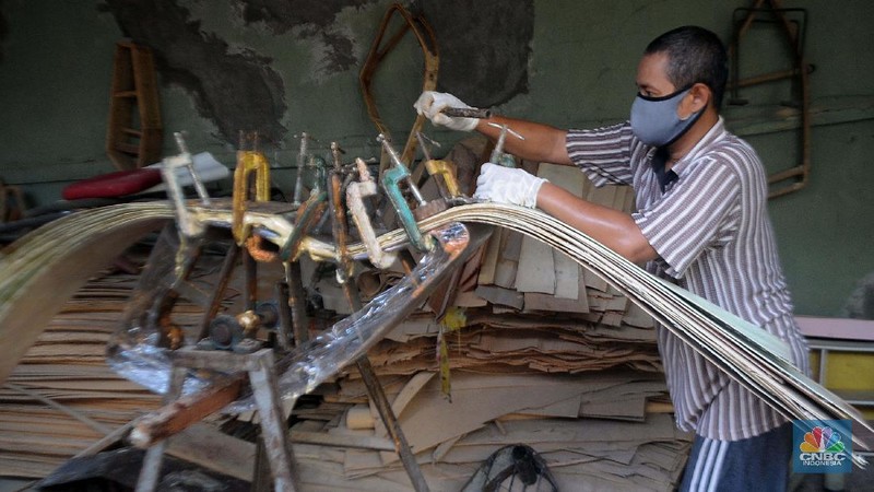 Sejumlah pekerja mengerjakan proses pembuatan sepeda kayu di Tapos, Depok, Jawa Barat. (CNBC Indonesia/Muhammad Sabki)