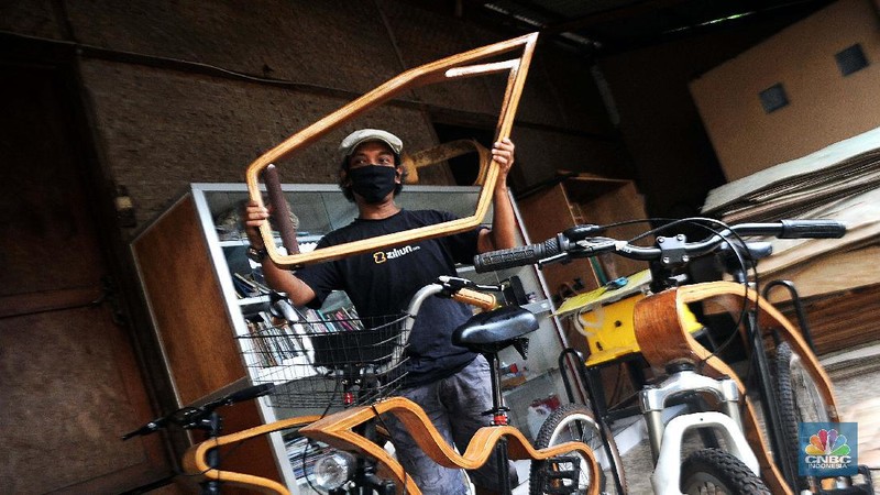 Sejumlah pekerja mengerjakan proses pembuatan sepeda kayu di Tapos, Depok, Jawa Barat. (CNBC Indonesia/Muhammad Sabki)