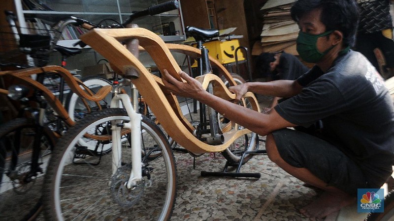 Sejumlah pekerja mengerjakan proses pembuatan sepeda kayu di Tapos, Depok, Jawa Barat. (CNBC Indonesia/Muhammad Sabki)
