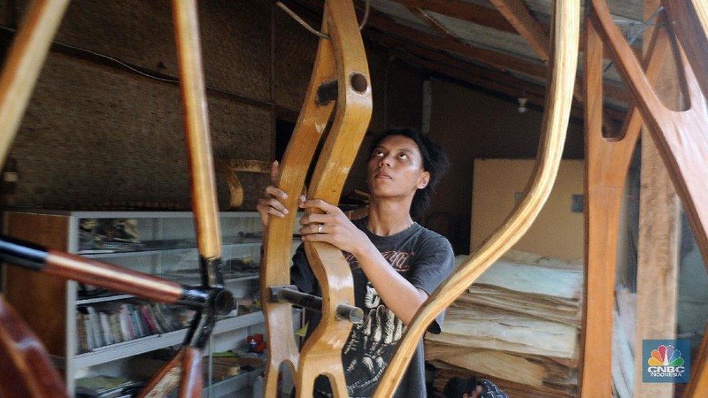 Sejumlah pekerja mengerjakan proses pembuatan sepeda kayu di Tapos, Depok, Jawa Barat. (CNBC Indonesia/Muhammad Sabki)
