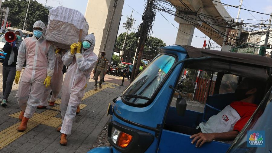 Petugas gabungan dari Kecamatan Cilandak dan Polsek Cilandak mengarak instalasi peti mati jenazah Covid-19 saat melakukan sosialisasi bahaya virus Covid-19 di kawasan Fatmawati, Jakarta. (CNBC Indonesia/Andrean Kristianto)