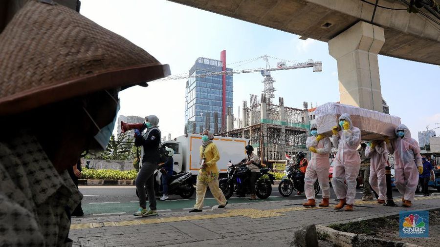 Tenaga pendidikan jalani vaksinasi Covid-19 di SMA Negeri 70, Bulungan, Kebayoran Baru, Jakarta Selatan, Rabu (24/2/2021). Ratusan guru dan tenaga pendidik dari PGRI divaksinasi COVID-19. Perwakilan kali ini datang dari wilayah Jabodetabek. Pihak yang divaksinasi hari ini terdiri dari Organisasi Guru Undangan Ditjen GTK, Guru Disdik Provinsi DKI Jakarta, hingga organisasi PGRI. Vaksinasi pendidik ditargetkan selesai pada Juni 2021, sehingga proses pembelajaran tatap muka di sekolah bisa dimulai pada tahun ajaran baru 2021/2022, atau pada Juli mendatang. Kementerian Kesehatan menargetkan total sasaran penerima vaksin dari pendidik (guru, dosen, tenaga pendidik) di seluruh Indonesia berjumlah 5.058.582 orang pada vaksinasi tahap kedua ini. (CNBC Indonesia/ Muhammad Sabki)