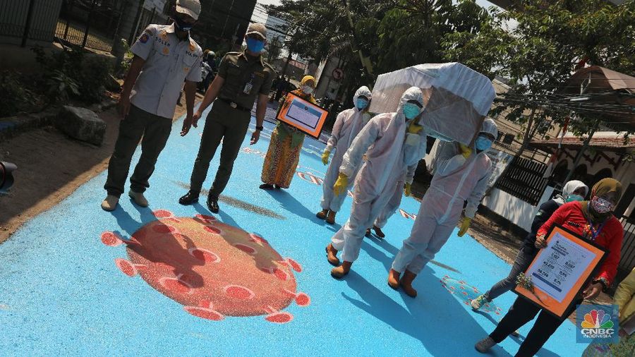 Petugas gabungan dari Kecamatan Cilandak dan Polsek Cilandak mengarak instalasi peti mati jenazah Covid-19 saat melakukan sosialisasi bahaya virus Covid-19 di kawasan Fatmawati, Jakarta. (CNBC Indonesia/Andrean Kristianto)