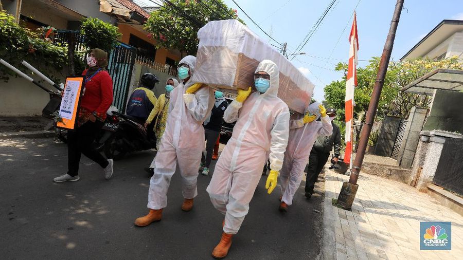 Petugas gabungan dari Kecamatan Cilandak dan Polsek Cilandak mengarak instalasi peti mati jenazah Covid-19 saat melakukan sosialisasi bahaya virus Covid-19 di kawasan Fatmawati, Jakarta. (CNBC Indonesia/Andrean Kristianto)