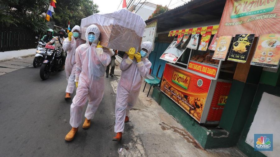 Petugas gabungan dari Kecamatan Cilandak dan Polsek Cilandak mengarak instalasi peti mati jenazah Covid-19 saat melakukan sosialisasi bahaya virus Covid-19 di kawasan Fatmawati, Jakarta. (CNBC Indonesia/Andrean Kristianto)