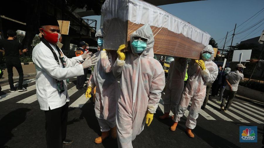 Petugas gabungan dari Kecamatan Cilandak dan Polsek Cilandak mengarak instalasi peti mati jenazah Covid-19 saat melakukan sosialisasi bahaya virus Covid-19 di kawasan Fatmawati, Jakarta. (CNBC Indonesia/Andrean Kristianto)