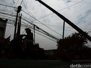 Ada Tiang Listrik Berdiri di Lahan Pribadi, Bisa Minta Ganti Rugi?