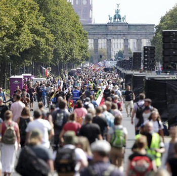 Menyemut! Pemandangan Demo 'Corona Palsu' di Berlin Jerman
