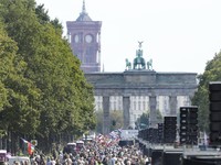 Tak Percaya Covid Exist, Ribuan Warga Jerman 'Kepung' Berlin