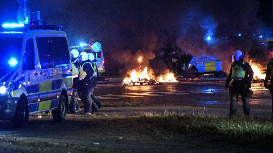 Demo membakar Alquran di kota Malmo, Swedia selatan. (AP/TT)