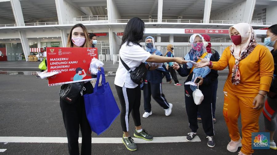 Menteri Koordinator Bidang Perekonomian Airlangga Hartarto memimpin kampanye pakai masker di komplek Stadion Gelora Bung Karno (GBK), Jakarta Minggu (30/8/30). (CNBC Indonesia/Tri Susilo)