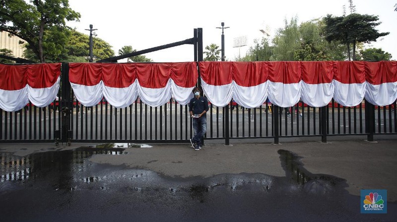 Menteri Koordinator Bidang Perekonomian Airlangga Hartarto memimpin kampanye pakai masker di komplek Stadion Gelora Bung Karno (GBK), Jakarta Minggu (30/8/30). (CNBC Indonesia/Tri Susilo)
