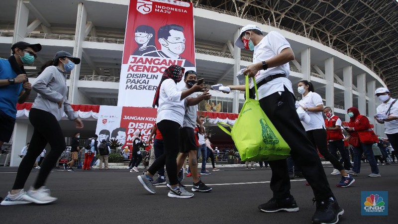 Menteri Koordinator Bidang Perekonomian Airlangga Hartarto memimpin kampanye pakai masker di komplek Stadion Gelora Bung Karno (GBK), Jakarta Minggu (30/8/30). (CNBC Indonesia/Tri Susilo)