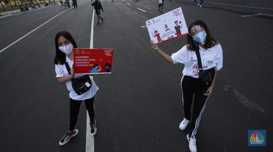 Menteri Koordinator Bidang Perekonomian Airlangga Hartarto memimpin kampanye pakai masker di komplek Stadion Gelora Bung Karno (GBK), Jakarta Minggu (30/8/30). (CNBC Indonesia/Tri Susilo)