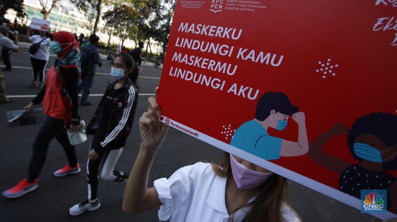 Menteri Koordinator Bidang Perekonomian Airlangga Hartarto memimpin kampanye pakai masker di komplek Stadion Gelora Bung Karno (GBK), Jakarta Minggu (30/8/30). (CNBC Indonesia/Tri Susilo)