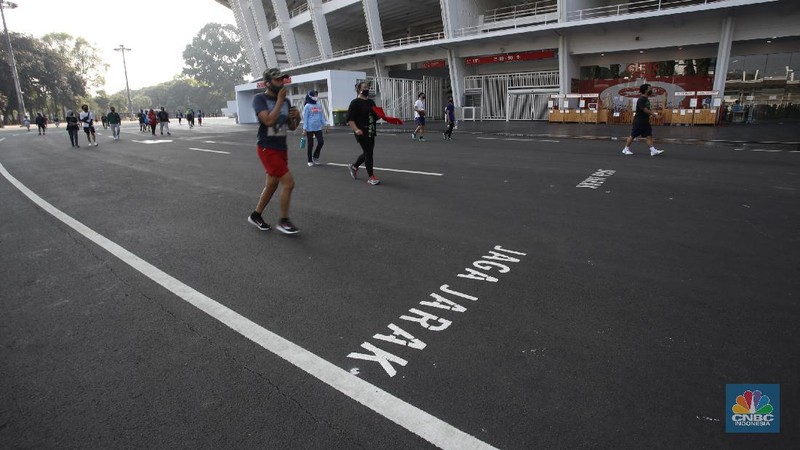 Menteri Koordinator Bidang Perekonomian Airlangga Hartarto memimpin kampanye pakai masker di komplek Stadion Gelora Bung Karno (GBK), Jakarta Minggu (30/8/30). (CNBC Indonesia/Tri Susilo)