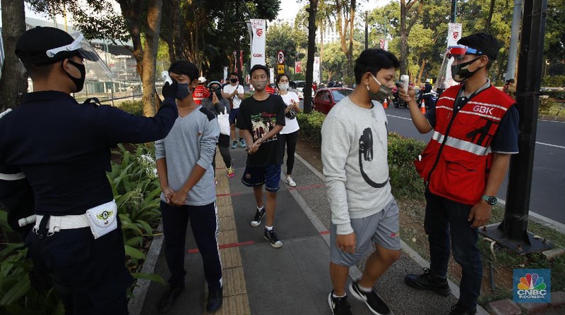 Menteri Koordinator Bidang Perekonomian Airlangga Hartarto memimpin kampanye pakai masker di komplek Stadion Gelora Bung Karno (GBK), Jakarta Minggu (30/8/30). (CNBC Indonesia/Tri Susilo)