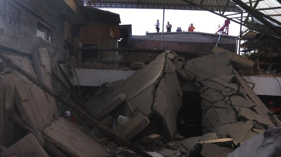 Insiden restoran roboh di Tiongkok. (AP/Yang Chenguang)