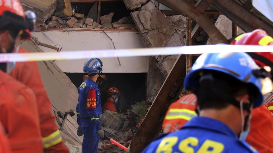 Insiden restoran roboh di Tiongkok. (AP/Yang Chenguang)