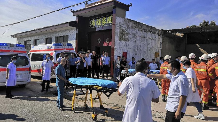 Insiden restoran roboh di Tiongkok. (AP/Yang Chenguang)