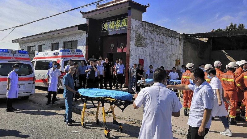 Insiden restoran roboh di Tiongkok. (AP/Yang Chenguang)